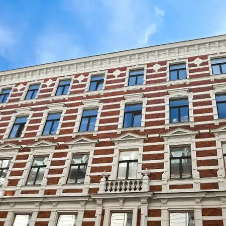 Compact Studio Is A 5-minute Drive From The Bus Station. Apartman